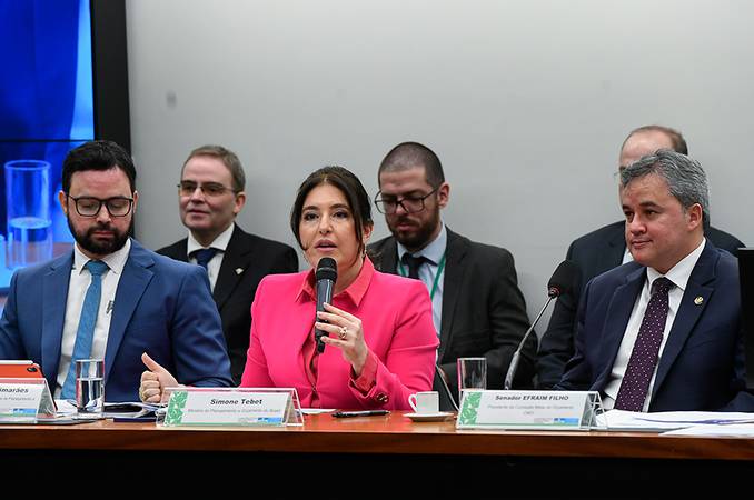  Salário mínimo pode chegar a R$ 1.630 em 2026, diz ministra Simone Tebet