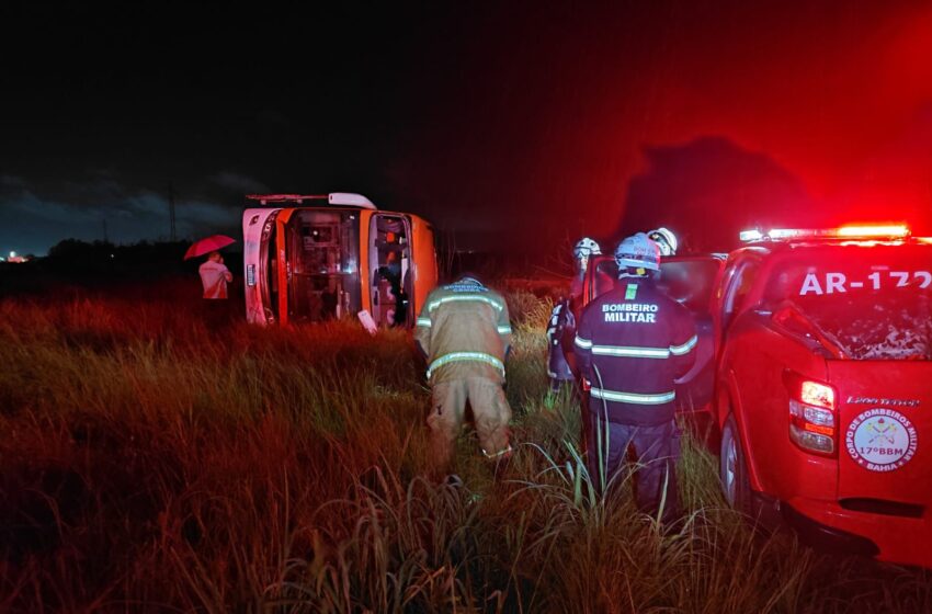  Equipes da 2ª Companhia do 17º BBM atuam em resgate após capotamento de ônibus na BR-020
