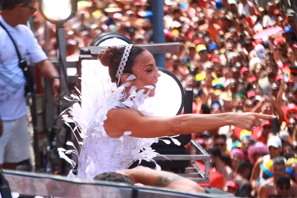  Ivete Sangalo faz história e conquista o heptacampeonato do Troféu Bahia Folia com o hit “Vampirinha”