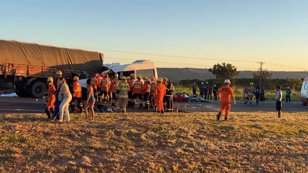  Tragédia na BR-020: Colisão entre van e caminhão deixa cinco mortos e 11 feridos