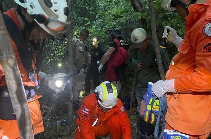  Bombeiros resgatam corpo em área de difícil acesso na Fazenda Lagoinha, em Angical