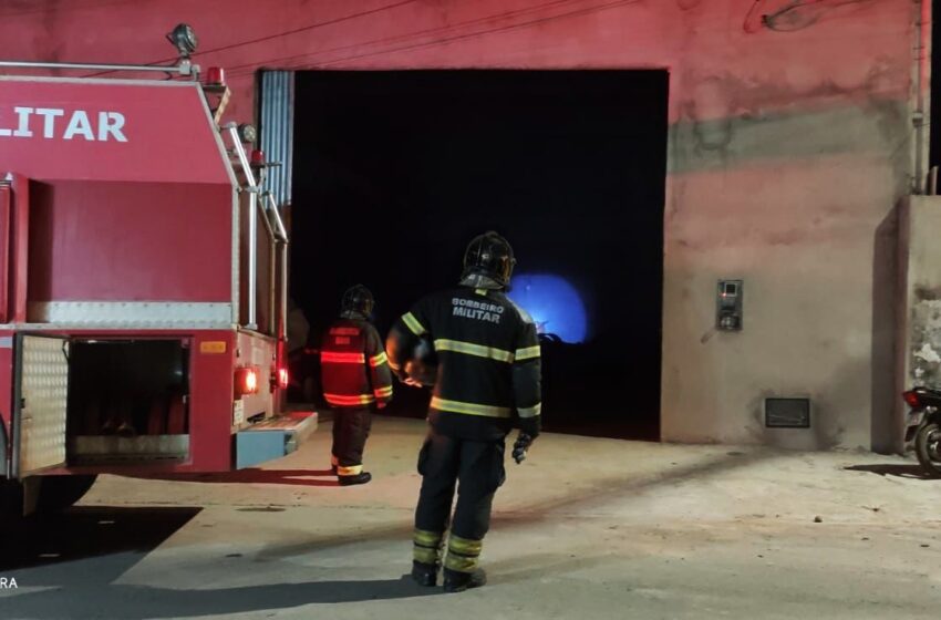  Bombeiros do 17º BBM controlam incêndio em galpão de pneus em Barreiras