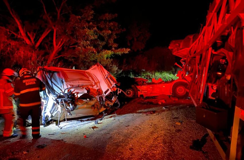  Bombeiros do 17º BBM realizam resgate veicular após acidente com vítima fatal na BR-020 em Luís Eduardo Magalhães