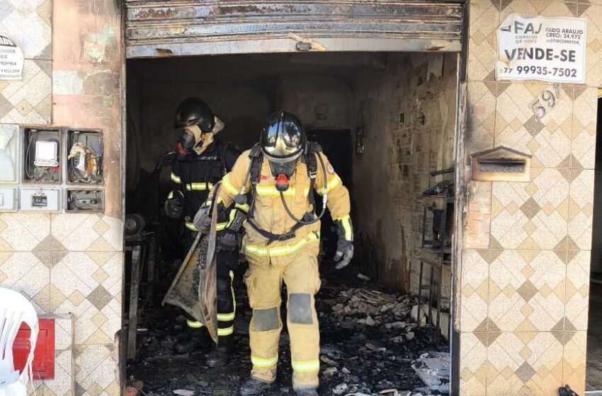  Bombeiros são acionados para incêndio em borracharia em Barreiras