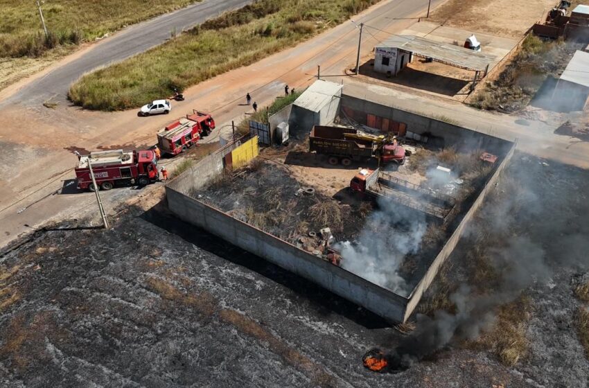  Incêndio em vegetação atinge galpão e mobiliza bombeiros em Luís Eduardo Magalhães