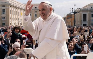Papa Francisco permite que padres abençoem uniões entre pessoas do mesmo sexo